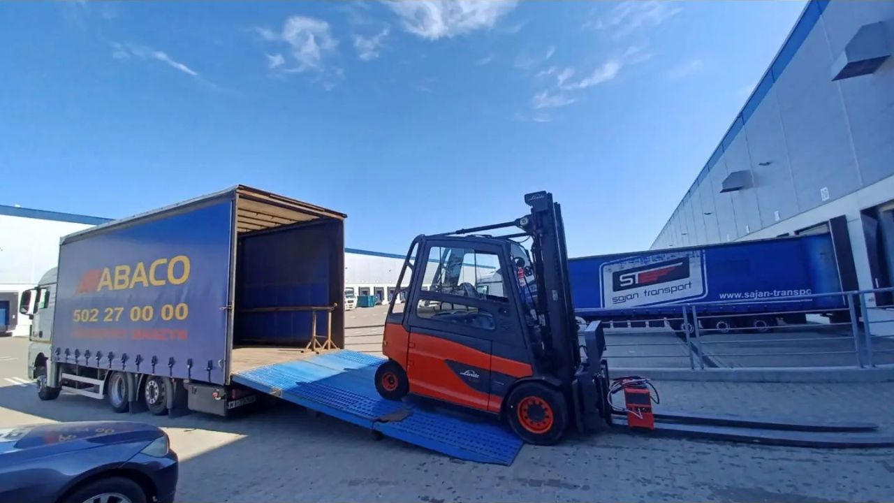 Transport wózków widłowych z ABACO: Klucz do efektywnej logistyki