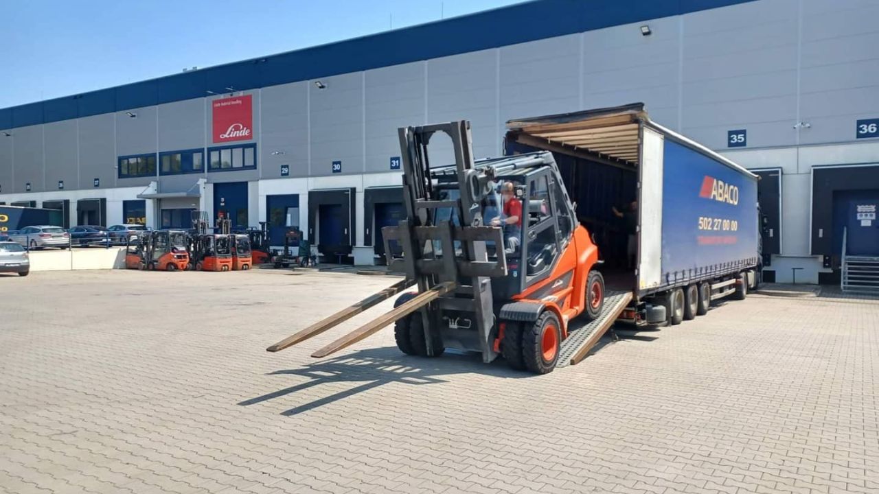 Transport wózków widłowych z ABACO: Klucz do sukcesu Twojego biznesu