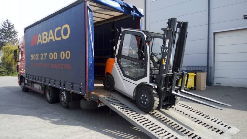 5 powodów, dla których profesjonalny transport wózków widłowych jest kluczowy dla efektywności magazynu
